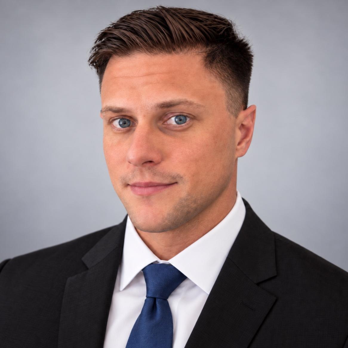 Headshot of Alex Hogan